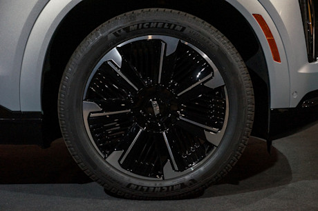 Editorial 2025 cadillac escalade iq preview jv 241003 3