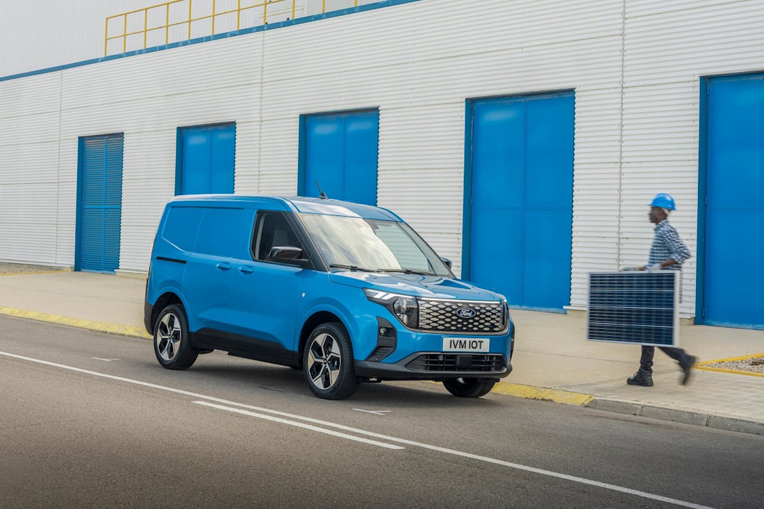 2023_FORD_E-TRANSIT_COURIER_01-LOW