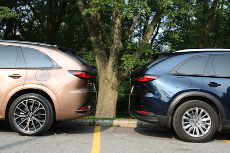 Match comparatif des VUS intermédiaires hybrides rechargeables, Édition 2024: Mazda CX-90 PHEV 2024 vs Mazda CX-70 PHEV 2025 Image