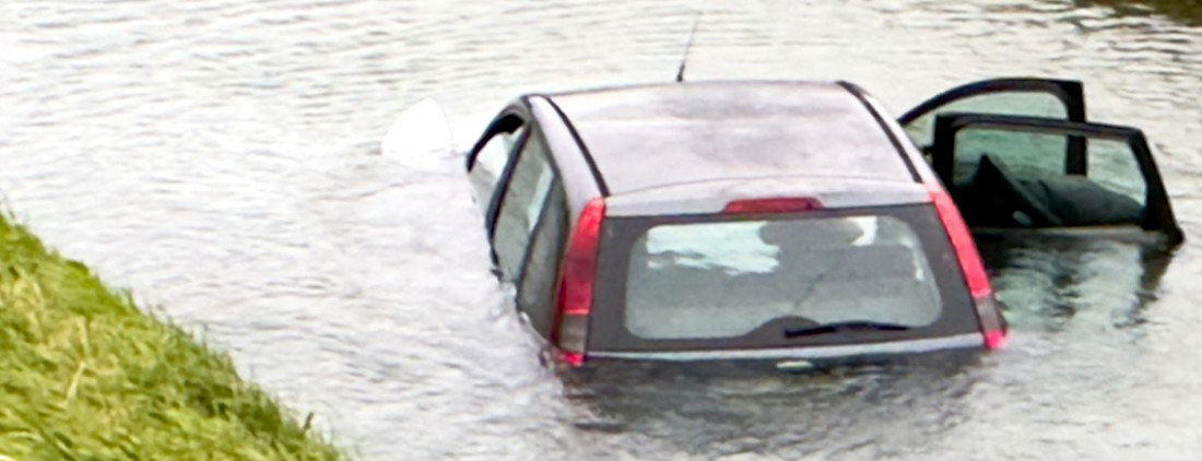 Auto te water: wat te doen?