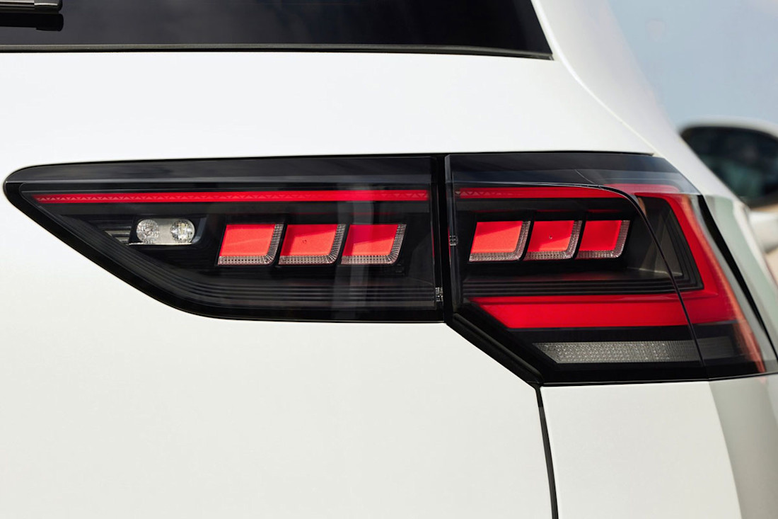 Volkswagen-Golf-2024-1600-0d.jpg