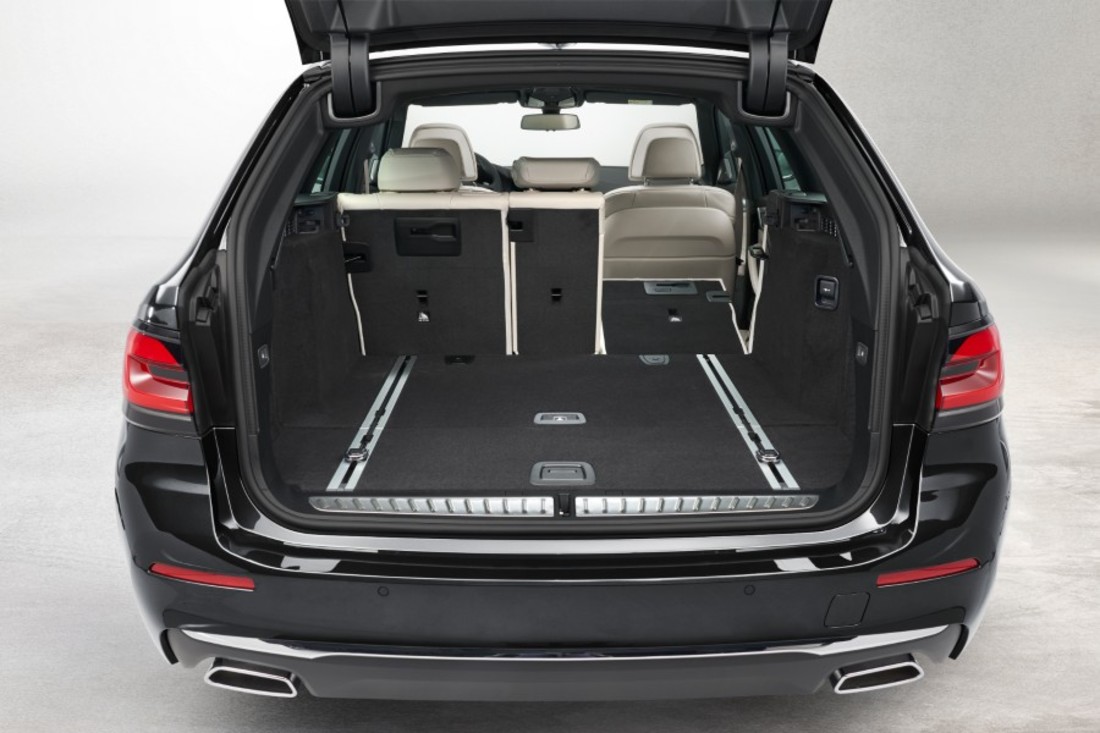 P90389121_highRes_the-new-bmw-530i-tou (1).jpg