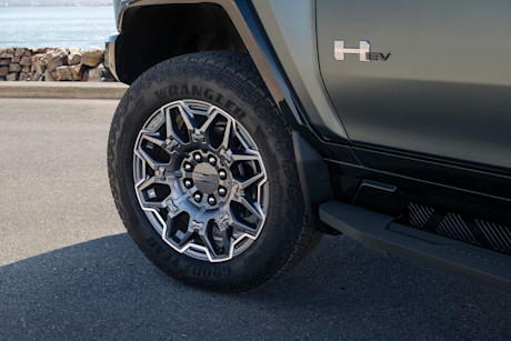Editorial 2024 gmc hummer ev suv 240312 08 gmc
