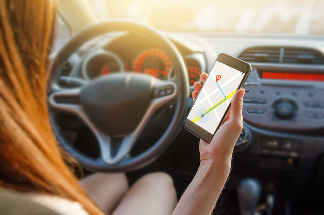 Aktuelle Umfrage: Handy für Jüngere im Auto wichtiger als Verbandskasten und Warnweste
