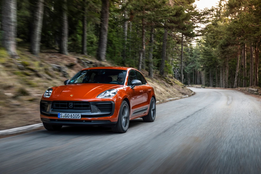 Porsche Macan T (2023) rijdend, vooraanzicht Porsche Macan T (2023) rijdend, vooraanzicht