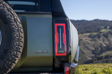Editorial 2024 gmc hummer ev suv 240312 12 gmc