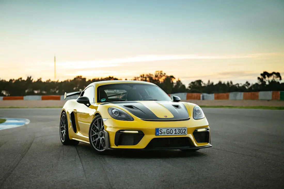 Porsche 718 Cayman GT4 RS (2022) statisch, vooraanzicht Porsche 718 Cayman GT4 RS (2022) statisch, vooraanzicht