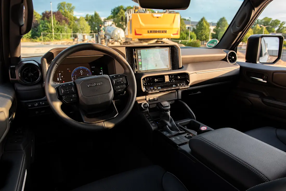 land-cruiser-250-cockpit