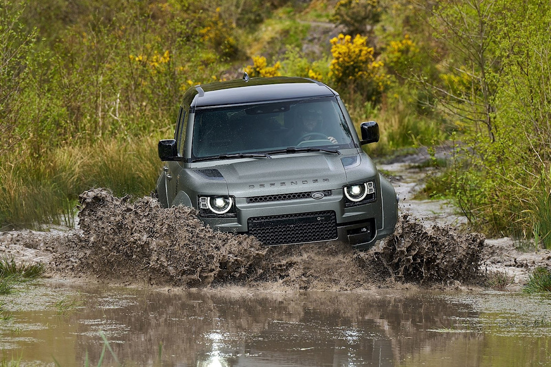 Defender Octa (2025) pflügt mit 635 PS durchs Gelände