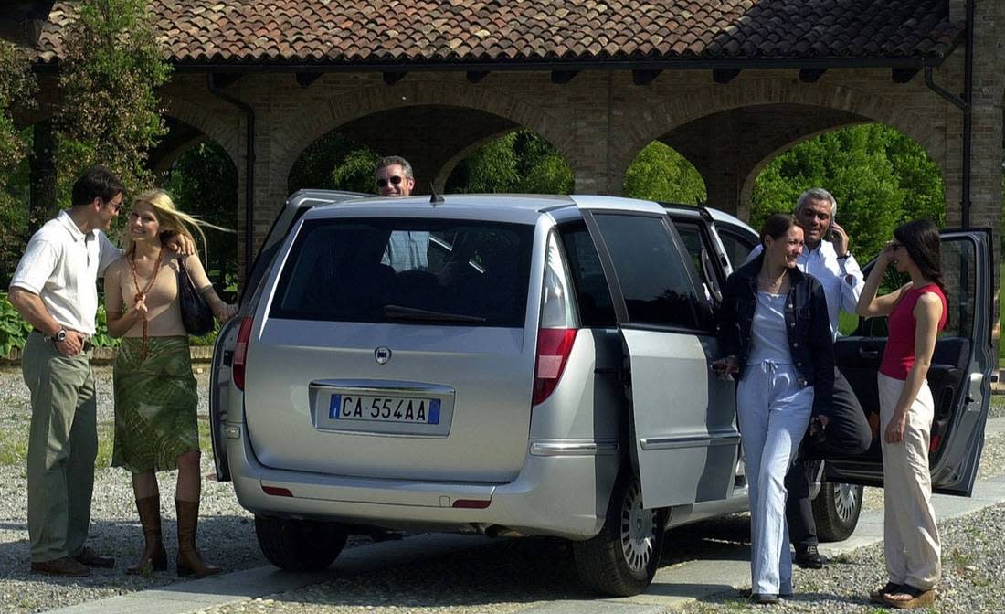 18lSVFhSCQik6MFVeXG16y-c86a2924ddb06f062ac6c89a12a190b8-lancia-phedra-back-1100