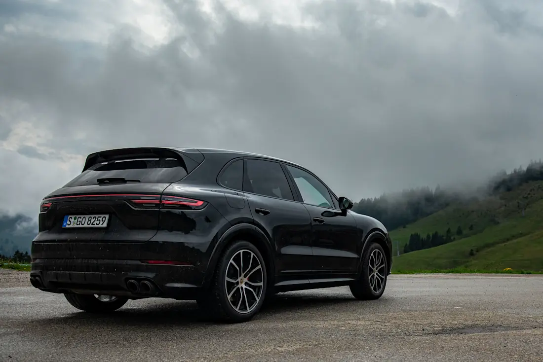 Dass dieser Cayenne in exklusivem dunkelolive metallic lackiert ist, fällt kaum auf. Die Sonderfarbe kostet stolze 8.806 Euro Aufpreis und zeigt ihre volle Farbtiefe erst bei entsprechendem Sonnenlicht.  Dass dieser Cayenne in exklusivem dunkelolive metallic lackiert ist, fällt kaum auf. Die Sonderfarbe kostet stolze 8.806 Euro Aufpreis und zeigt ihre volle Farbtiefe erst bei entsprechendem Sonnenlicht.