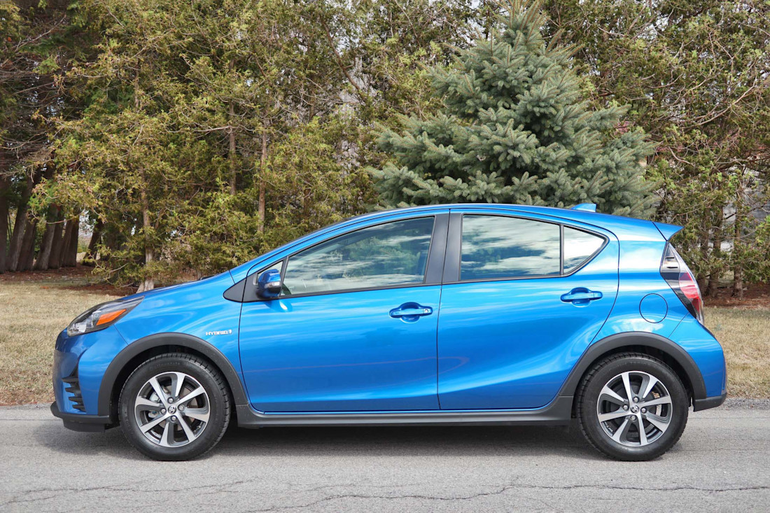Editorial 2019 toyota prius c technology 07 jm