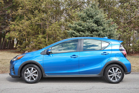 Editorial 2019 toyota prius c technology 07 jm