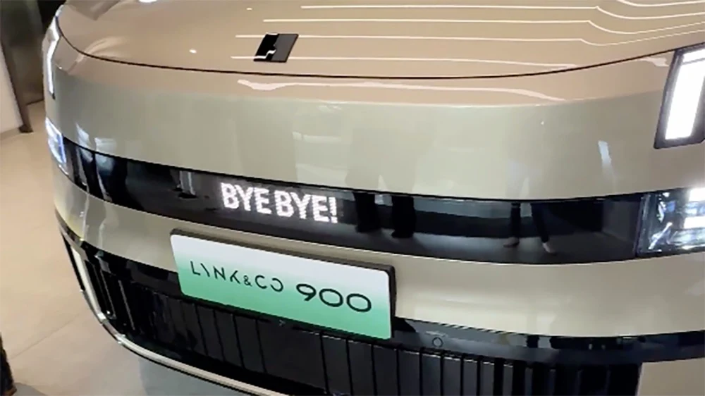 Lynk & Co 900 Screen