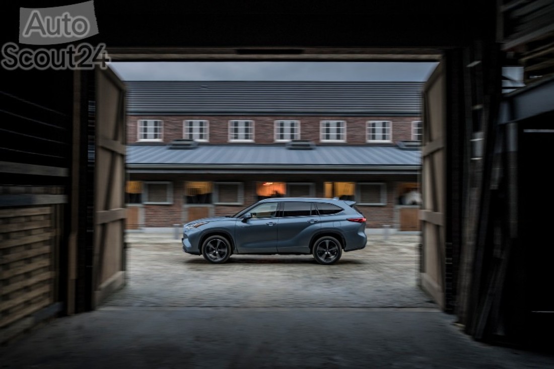 Toyota Highlander Electric Hybrid 2021 (2) (1).jpg