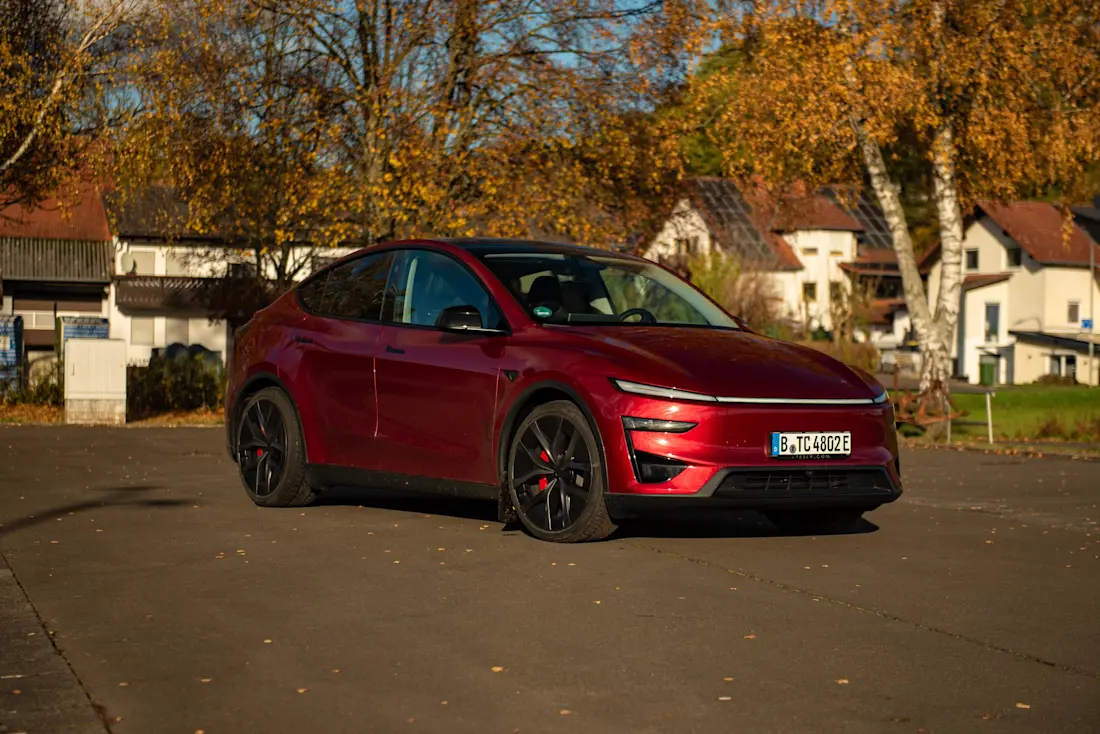 tesla-model-y-performance-2025-titelbild