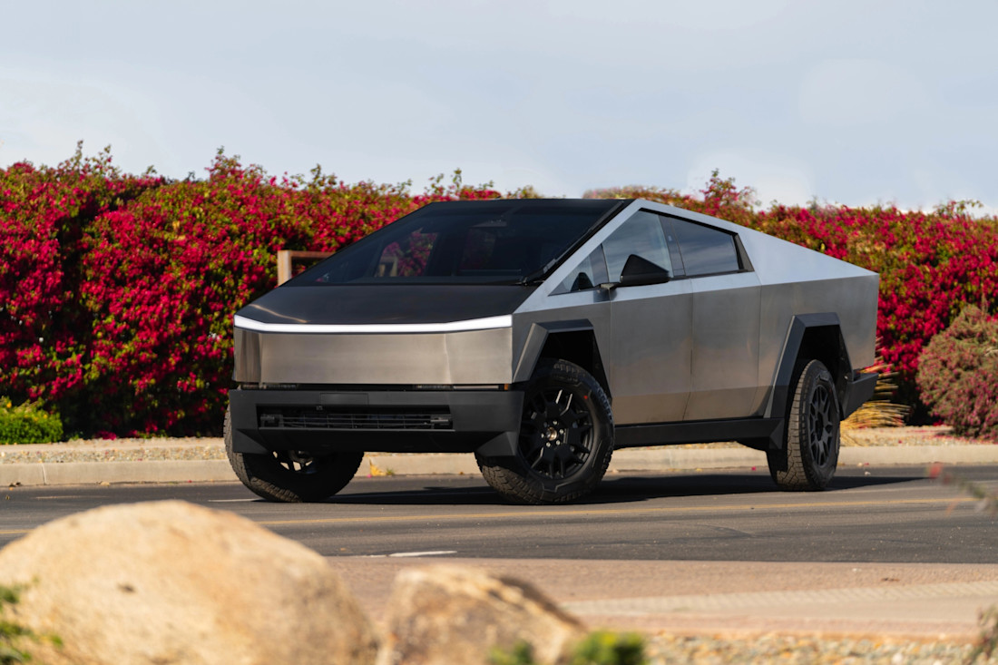 Recensione Tesla Cybertruck: il mega pick-up fa discutere ma offre prestazioni mai viste prima
