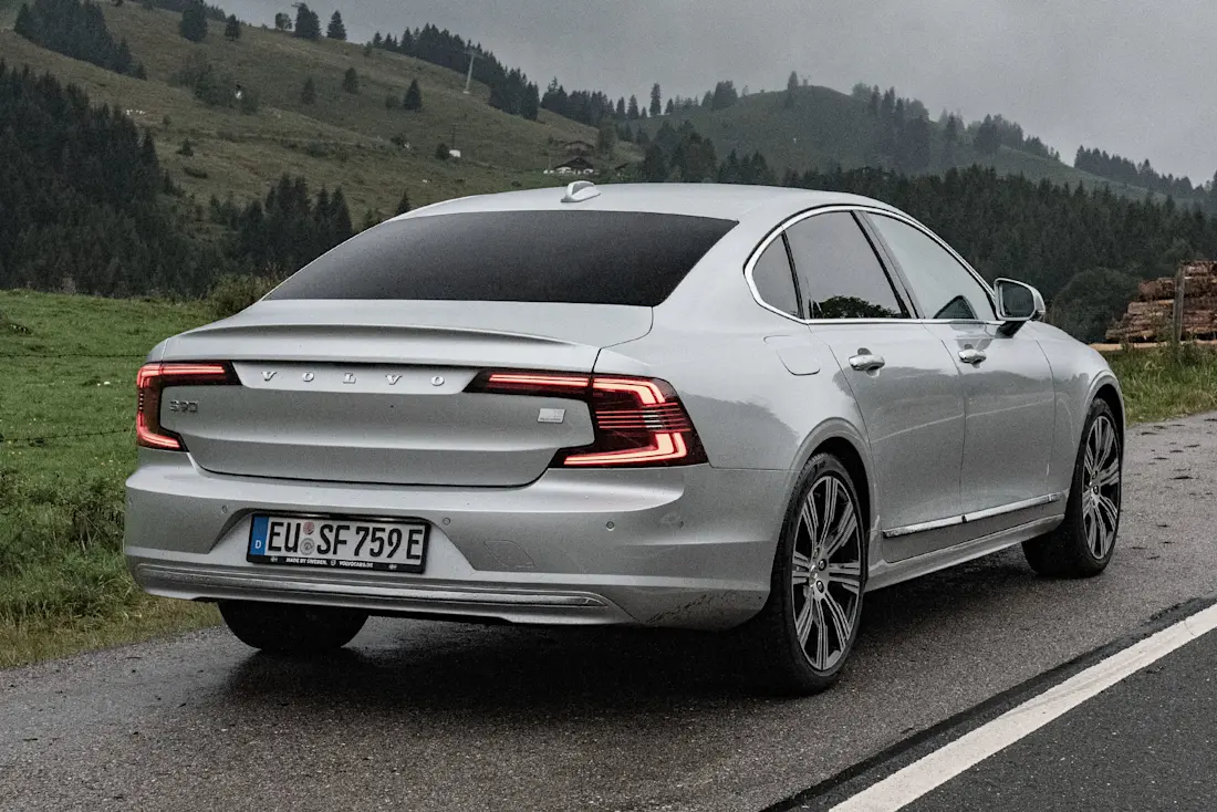 FrontVolvo-S90-2023-Rear