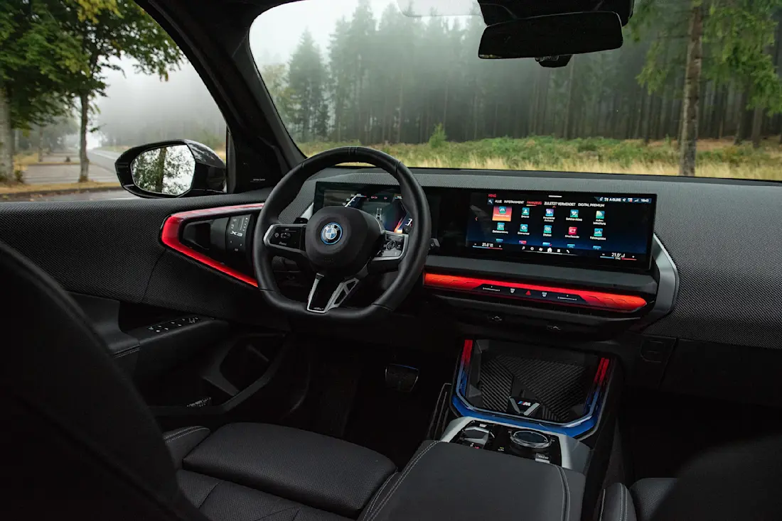 bmw-x3-30e-2025-cockpit