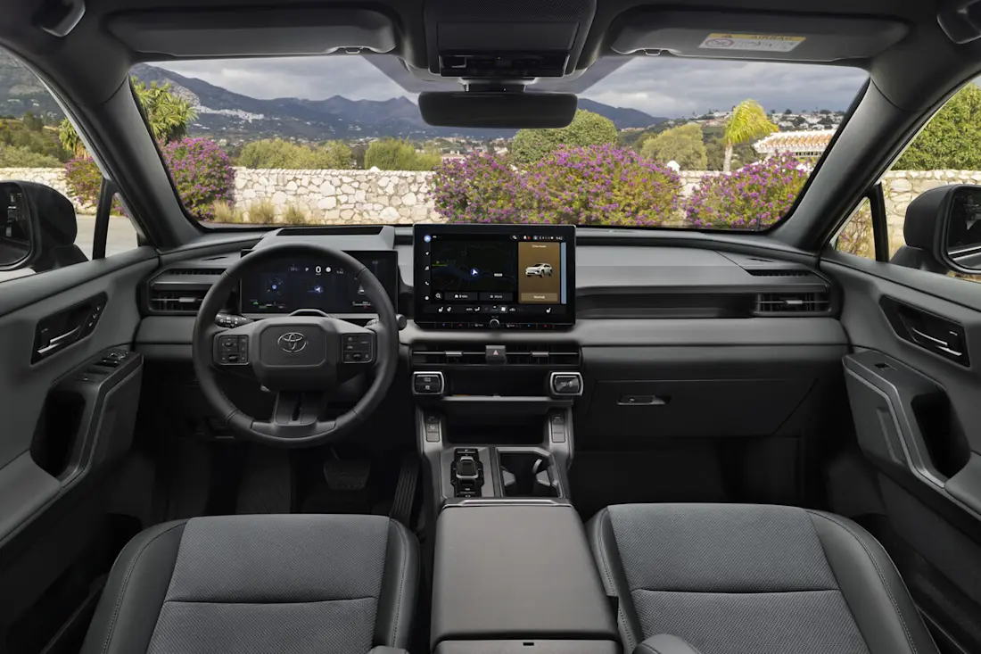 94098-2026rav4-hevavantgarde-bronzeinterior032-web-lr