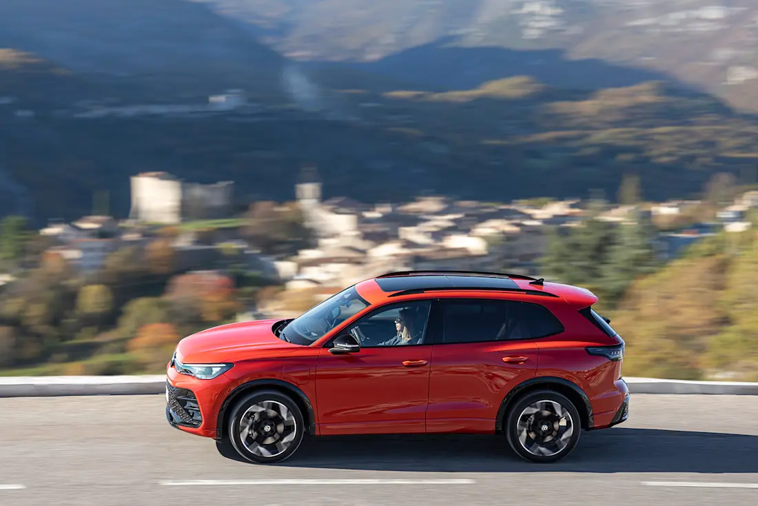 In Sachen Fahrwerk hat der neue Tiguan spürbar zugelegt, wenngleich er für unser Dafürhalten etwas zu hart abgestimmt ist. Bei den Motoren gibt es bewährte Kost in Form von Dieseln, Benzinern und Hybriden.  In Sachen Fahrwerk hat der neue Tiguan spürbar zugelegt, wenngleich er für unser Dafürhalten etwas zu hart abgestimmt ist. Bei den Motoren gibt es bewährte Kost in Form von Dieseln, Benzinern und Hybriden.