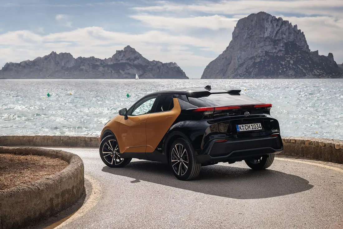 Der Toyota C-HR ist mit seiner Zweiton-Lackierung ein wahrer Paradiesvogel. Voll im Trend: Flache LED-Bänder als Rückleuchten.  Der Toyota C-HR ist mit seiner Zweiton-Lackierung ein wahrer Paradiesvogel. Voll im Trend: Flache LED-Bänder als Rückleuchten.