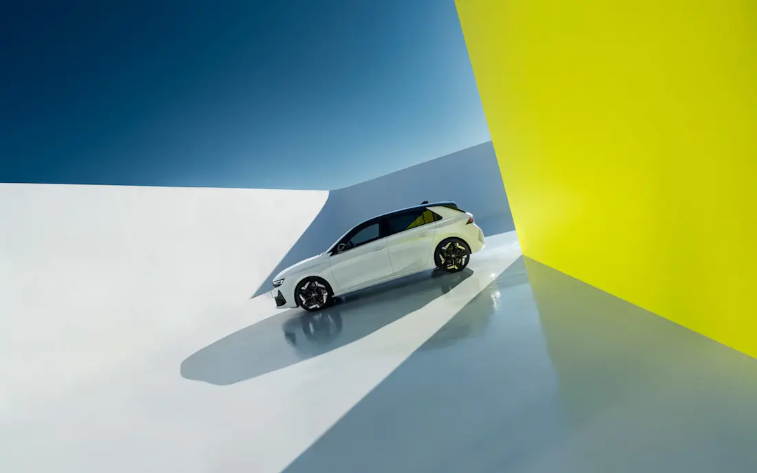 Opel Astra GSe (2022) statisch, zijaanzicht