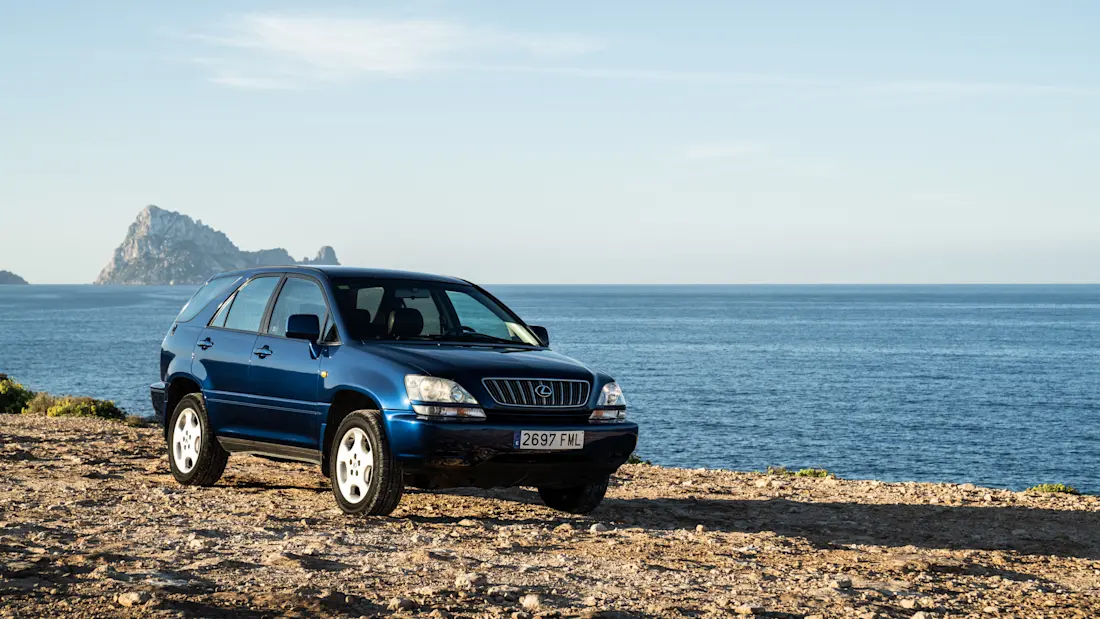 1st Gen Lexus RX 300 Static 01