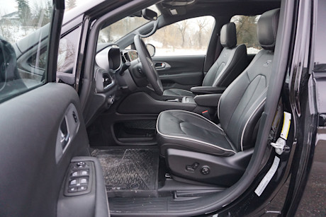 2026 Chrysler Pacifica AWD Review + Video Image