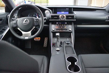 Editorial 2017 lexus is200t rwd 16 dh