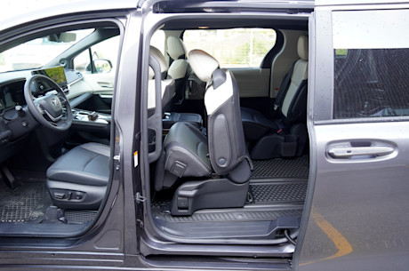 Duel de minifourgonnettes hybrides : la Kia Carnival se frotte à la Toyota Sienna Image