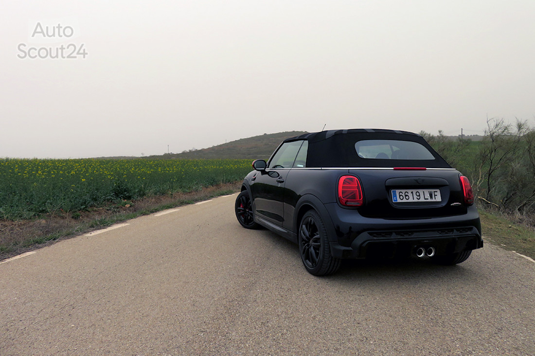 2_mini cabrio jcw trasera con capota.JPG