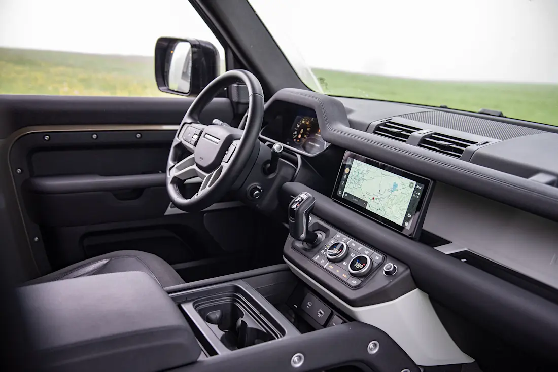 Das Cockpit-Design des Land Rover Defender polarisiert. Doch die zerklüftete Eigenheit hat den Vorteil, dass jede Menge Stauraum zur Verfügung steht.  Das Cockpit-Design des Land Rover Defender polarisiert. Doch die zerklüftete Eigenheit hat den Vorteil, dass jede Menge Stauraum zur Verfügung steht.