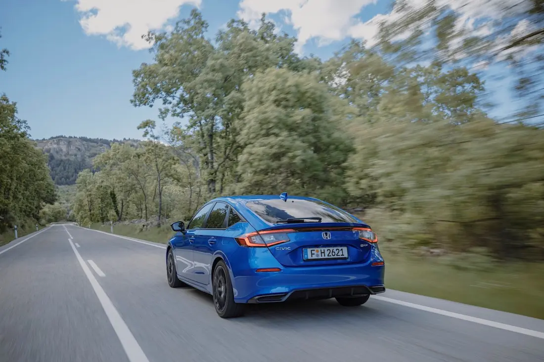 Honda Civic (2023) rijdend, achteraanzicht Honda Civic (2023) rijdend, achteraanzicht