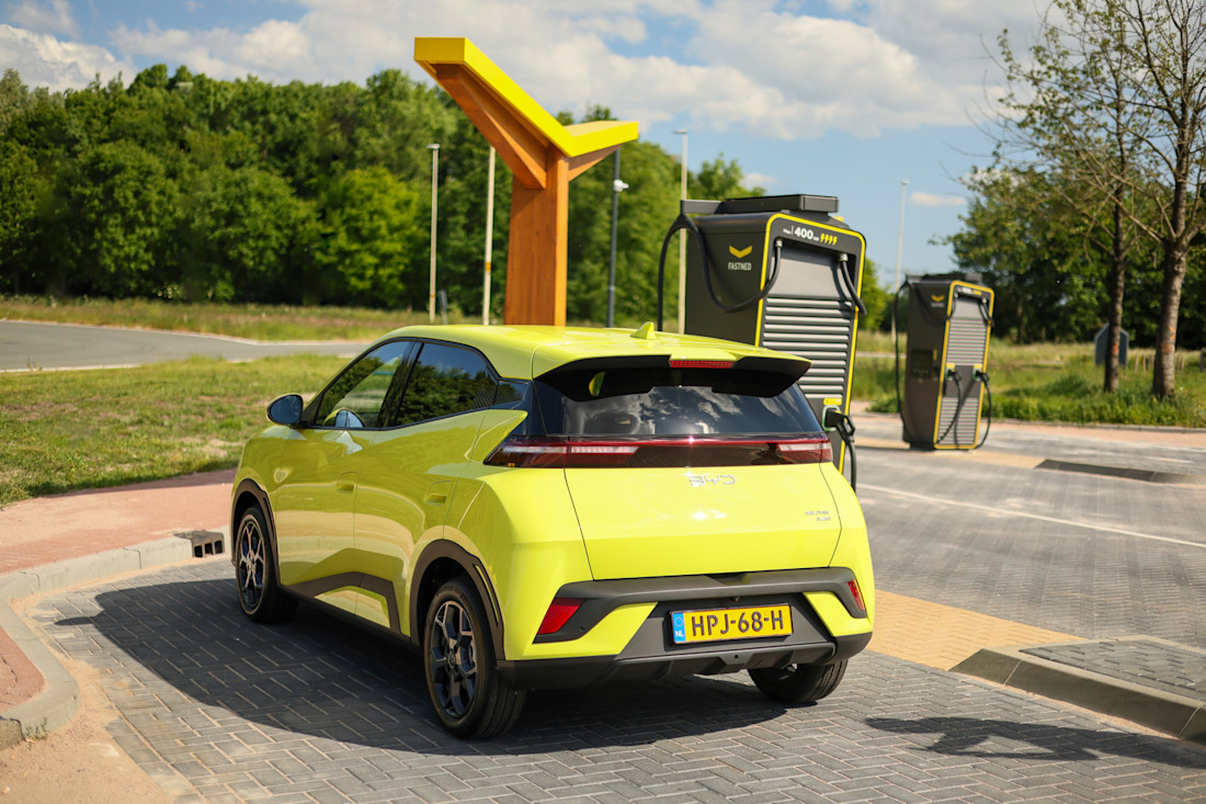 Waarom autofabrikanten in 2025 massaal overstapten op een andere batterij