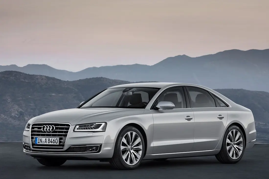  Mit dem Facelift 2014 wurde der Audi A8 D4 merklich gestrafft. Unter anderem neue Front- und Heckleuchten sorgten für einen deutlich dynamischeren Auftritt.