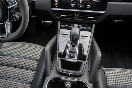 Editorial 2021 porsche cayenne gts coupe 35 jl
