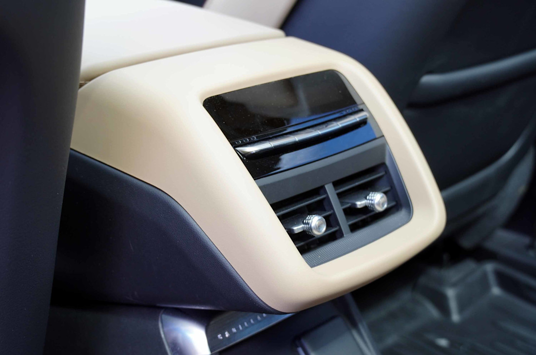 2026-Cadillac-Lyriq-V-FR (18).jpg