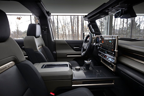 Editorial 2024 gmc hummer ev suv 240312 15 gmc
