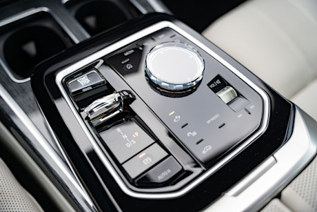 Editorial 2024 bmw 750e jw 4