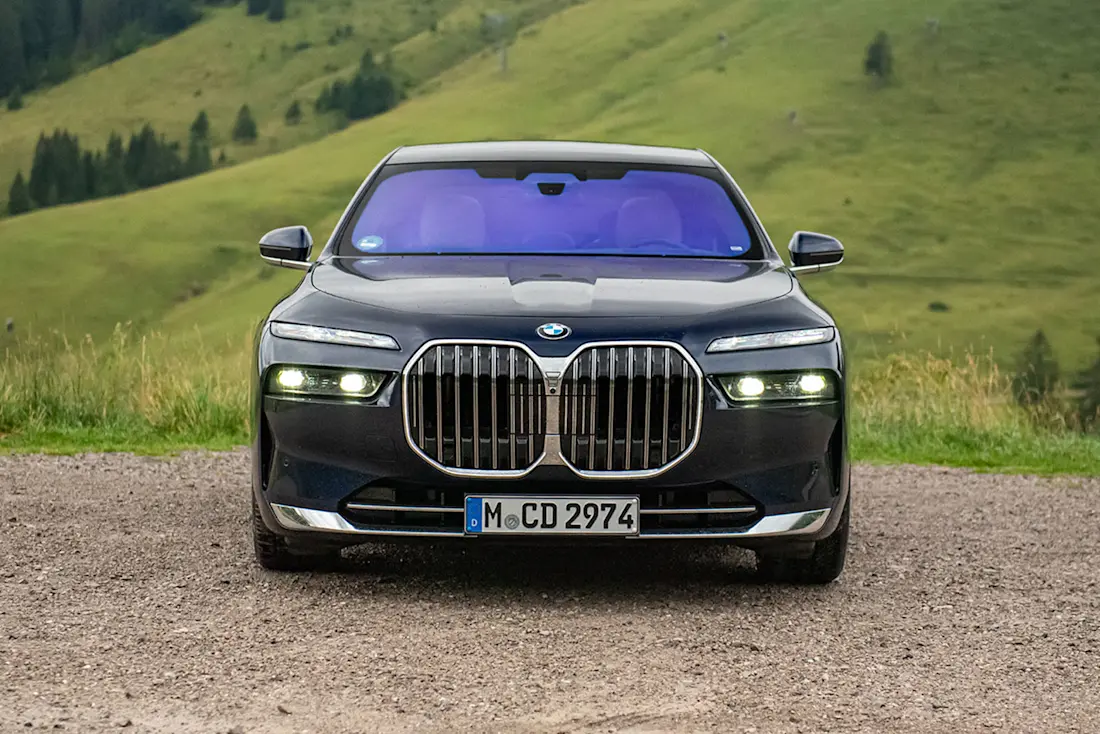  Ultraschmale LED-Scheinwerfer und XXL-Nieren: Der neue 7er BMW versucht erst gar nicht in Zurückhaltung zu üben.
