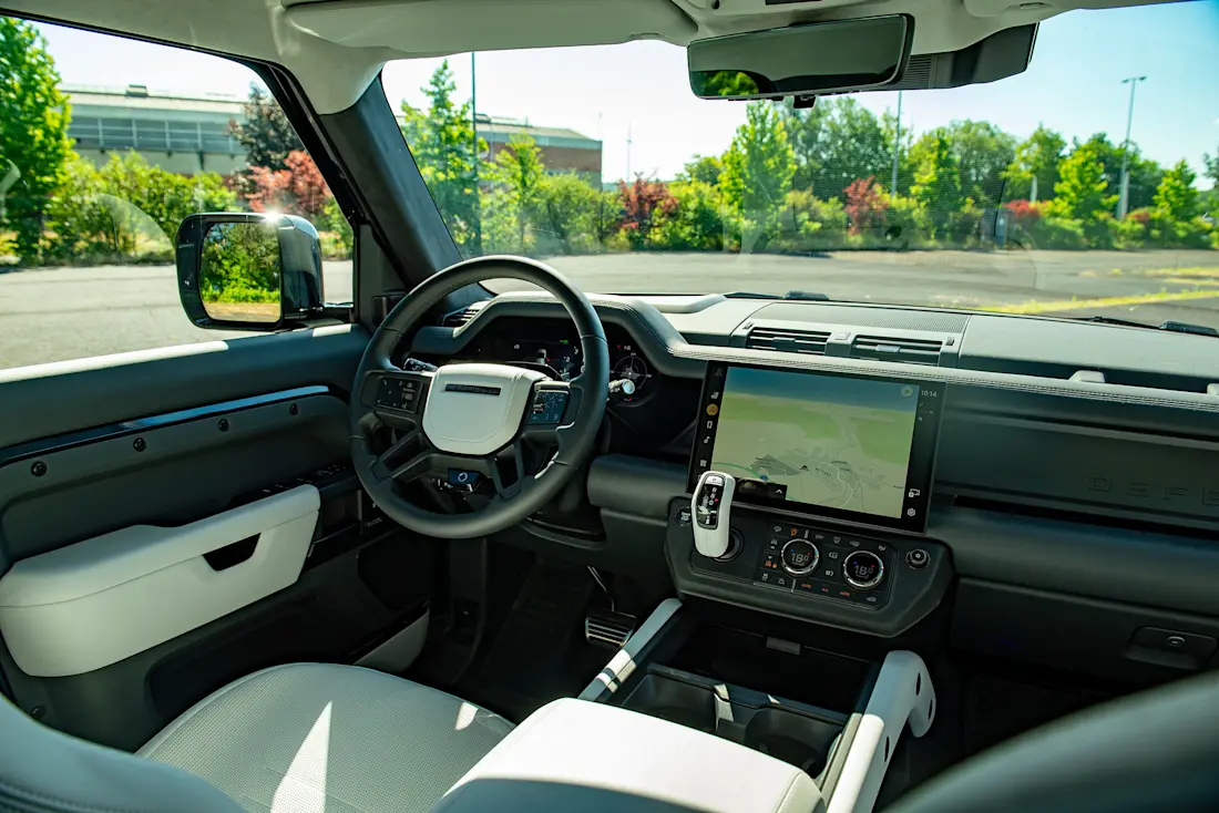 land-rover-defender-octa-2026-cockpit
