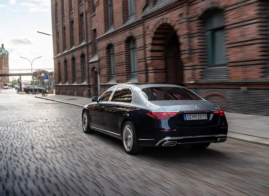Mercedes-Maybach S-Klasse (2022) rijdend, achteraanzicht Mercedes-Maybach S-Klasse (2022) rijdend, achteraanzicht