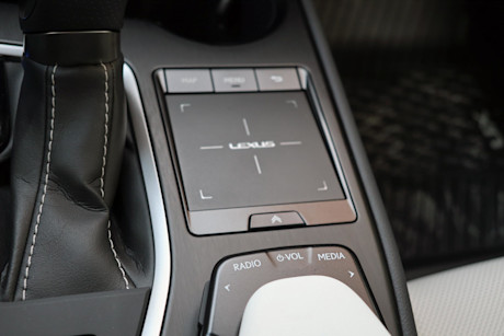 Editorial 2021 lexus ux 250h awd 32 jm