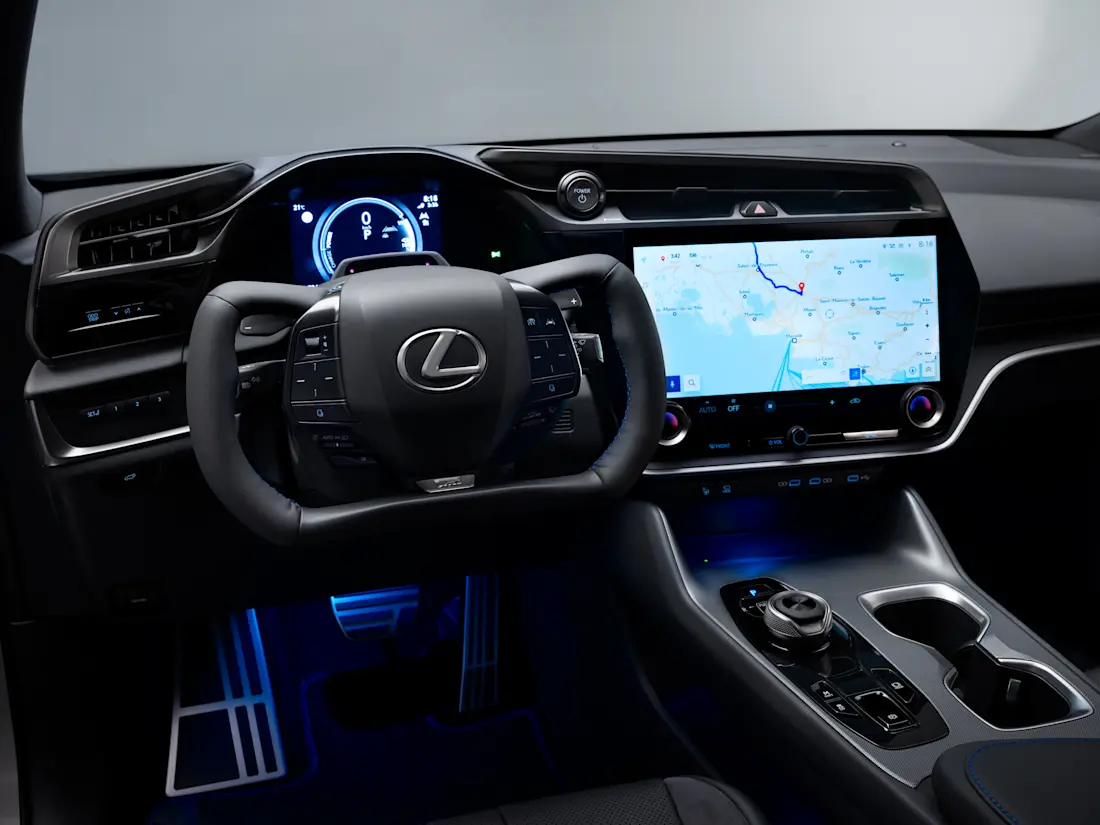 zo-rijdt-de-lexus-rz-met-dat-gekke-stuur-en-hij-krijgt-100-km-erbij-2025-01