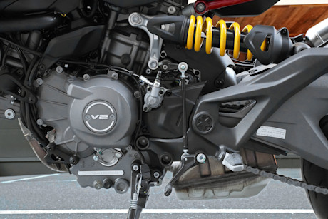 13 ducati-monster-2026-v2-motor-federbein