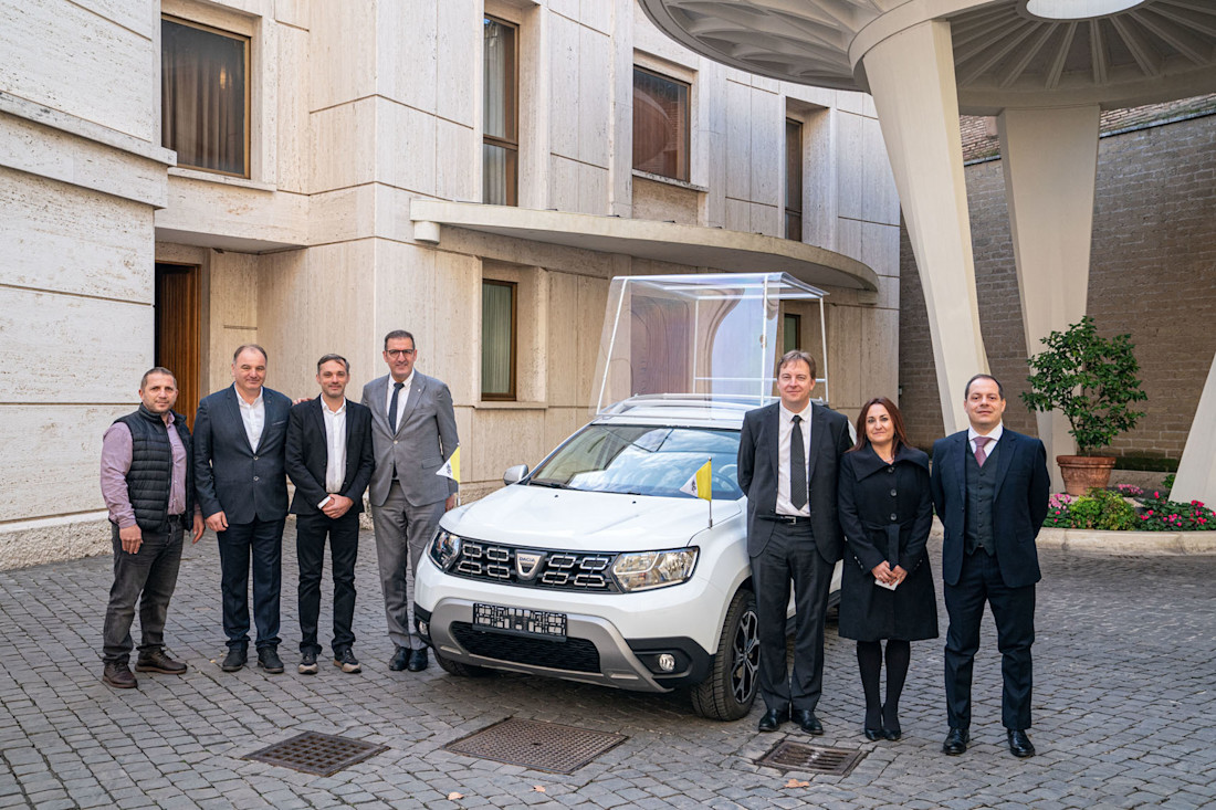 GROUPE-RENAULT-DELIVERS-AN-EXCLUSIVE-DACIA-TO-POPE-FRANCIS-(1).jpg