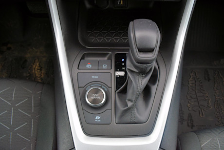 Editorial 2023 toyota rav4 xle hybrid 230619 19 sha