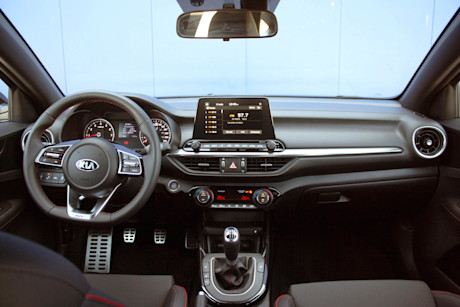 Kia Forte5 GT manuelle 2021 : essai routier Body Image
