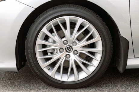 Editorial 2018 toyota camry xle v6 13 jw